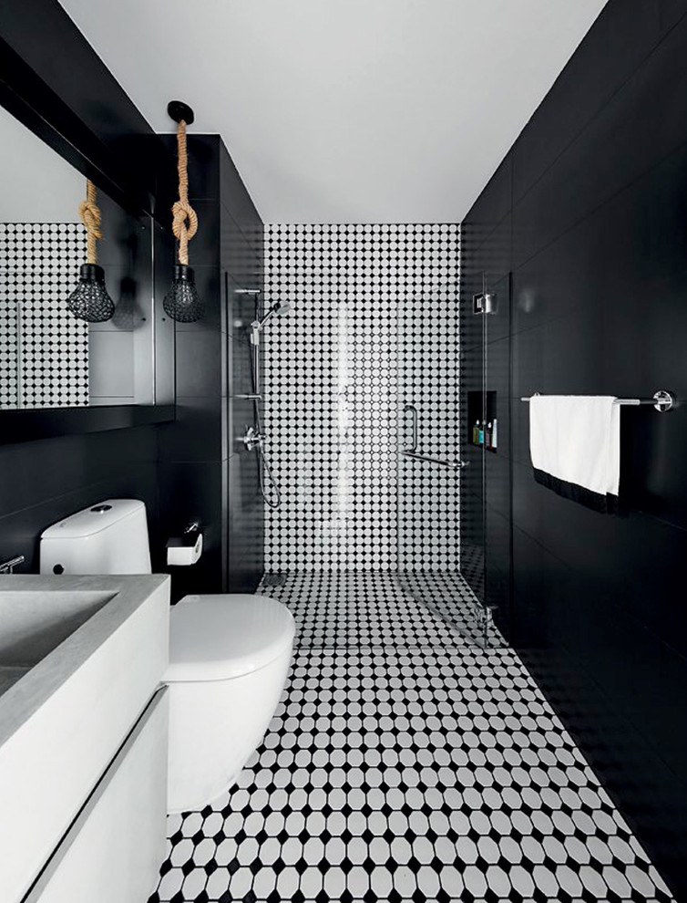 Inredning av ett modernt badrum med dusch, med släta luckor, grå skåp, en dusch i en alkov, svart kakel, ett konsol handfat, flerfärgat golv och dusch med gångjärnsdörr