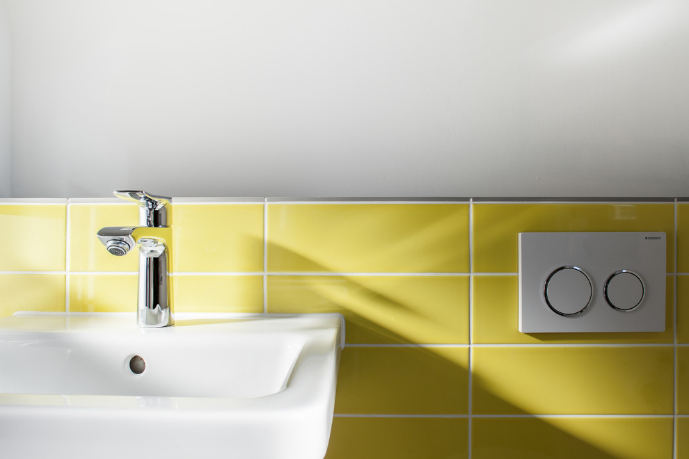 Exemple d'une petite salle d'eau tendance avec une douche ouverte, WC à poser, un carrelage jaune, des carreaux de céramique, un mur blanc, un sol en carrelage de porcelaine et un plan vasque.