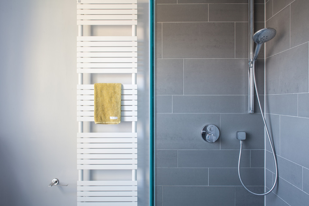 Großes Modernes Kinderbad mit Einbaubadewanne, offener Dusche, Toilette mit Aufsatzspülkasten, grauen Fliesen, Porzellanfliesen, grauer Wandfarbe, Porzellan-Bodenfliesen, Waschtischkonsole und gefliestem Waschtisch in Surrey