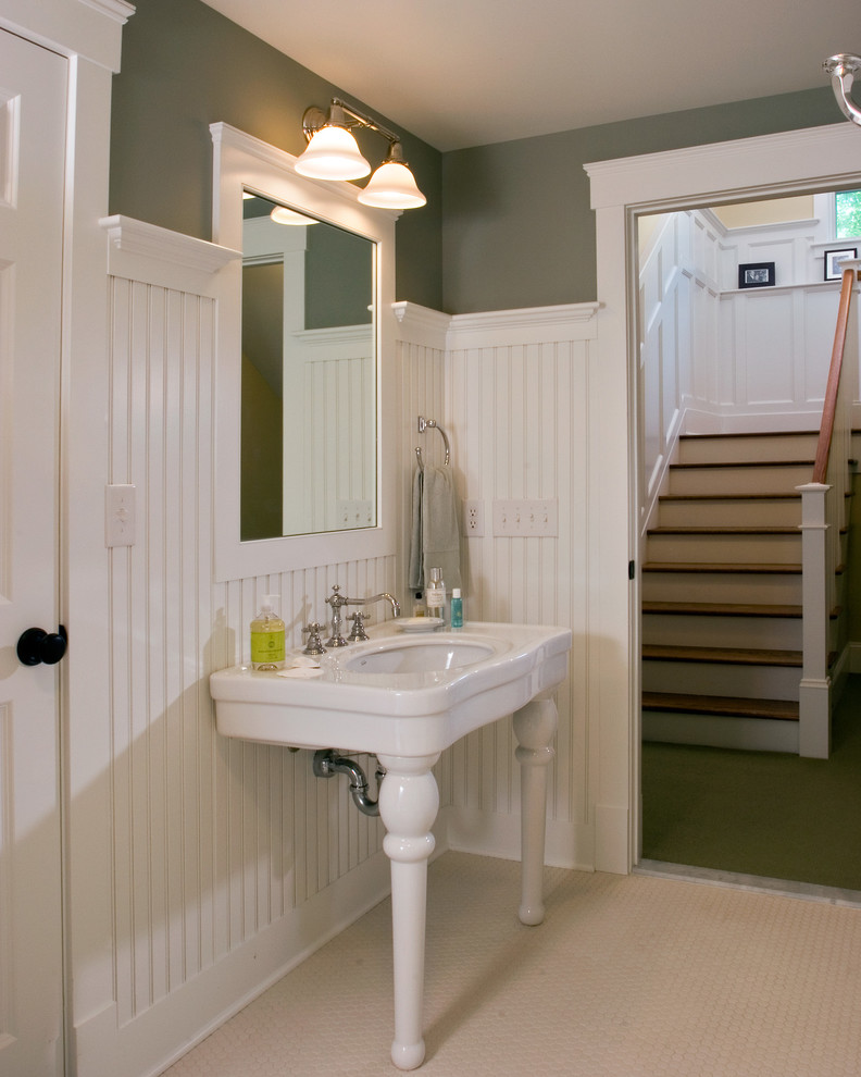 На фото: маленькая ванная комната в классическом стиле с полом из мозаичной плитки, душевой кабиной и подвесной раковиной для на участке и в саду с