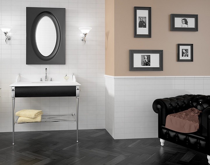 Свежая идея для дизайна: большая главная ванная комната в стиле неоклассика (современная классика) с открытыми фасадами, темными деревянными фасадами, ванной на ножках, душем над ванной, унитазом-моноблоком, бежевой плиткой, черной плиткой, черно-белой плиткой, серой плиткой, разноцветной плиткой, белой плиткой, керамогранитной плиткой, белыми стенами, полом из керамогранита, настольной раковиной и столешницей из искусственного кварца - отличное фото интерьера