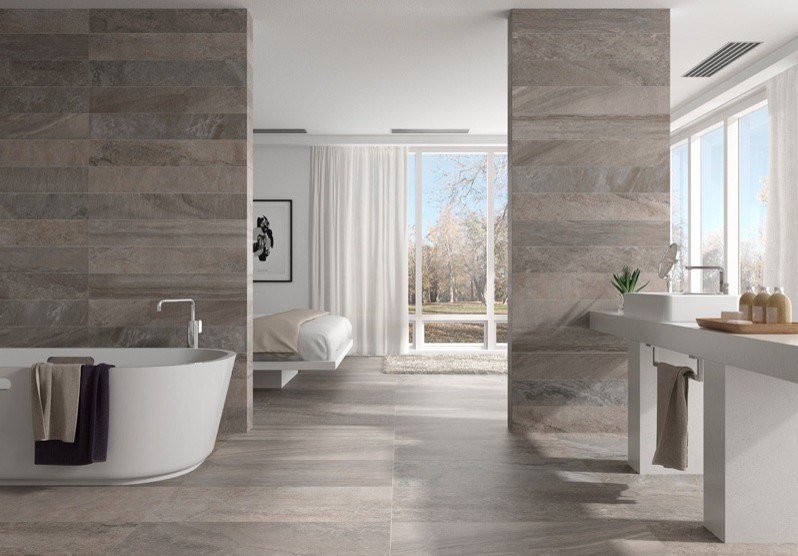Inredning av ett modernt stort en-suite badrum, med ett fristående badkar, grå kakel, porslinskakel, grå väggar, klinkergolv i porslin och ett konsol handfat