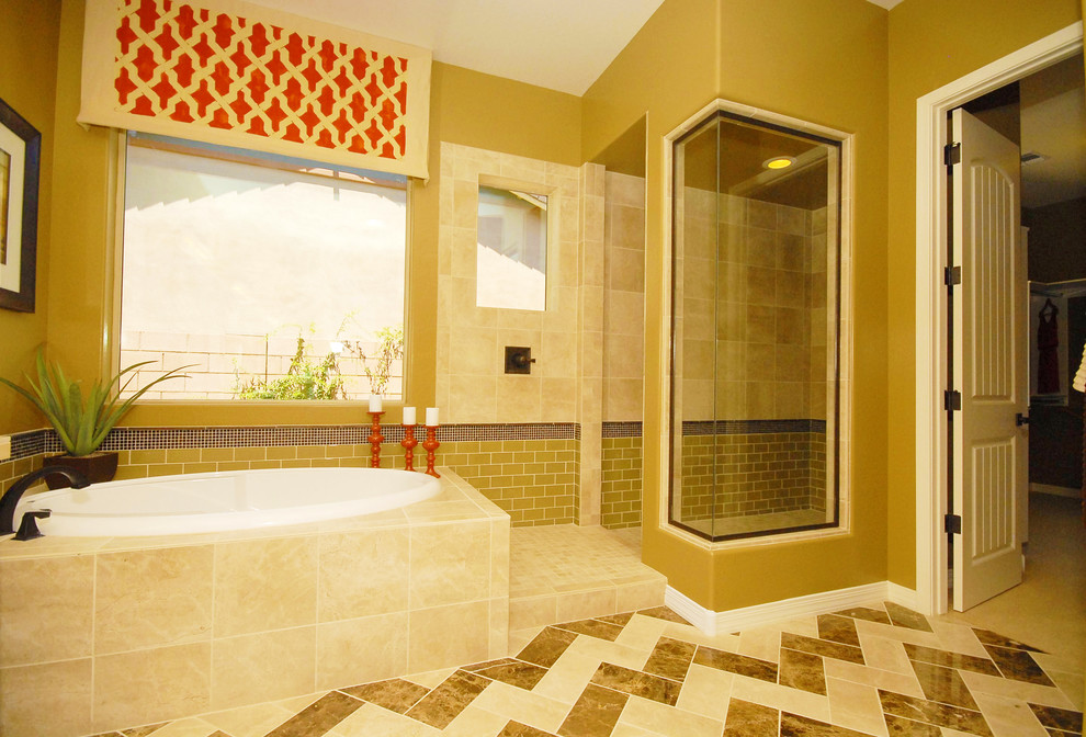 Стильный дизайн: большая ванная комната в современном стиле с накладной ванной, угловым душем, бежевой плиткой, керамической плиткой, бежевыми стенами и полом из керамической плитки - последний тренд