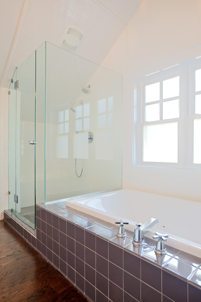 Idées déco pour une salle de bain classique avec une douche d'angle, un carrelage gris et une baignoire posée.