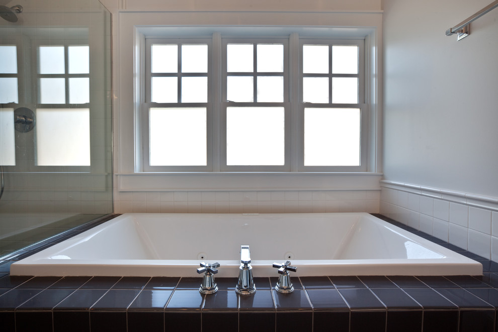 アトランタにあるトラディショナルスタイルのおしゃれな浴室の写真