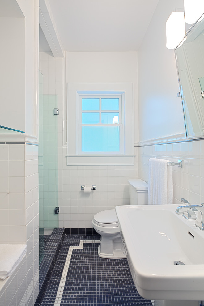 Источник вдохновения для домашнего уюта: ванная комната в классическом стиле с плиткой мозаикой, раковиной с пьедесталом и полом из мозаичной плитки