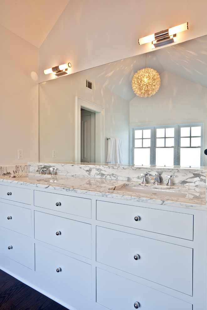 Idéer för vintage badrum, med ett undermonterad handfat, släta luckor, vita skåp och marmorbänkskiva