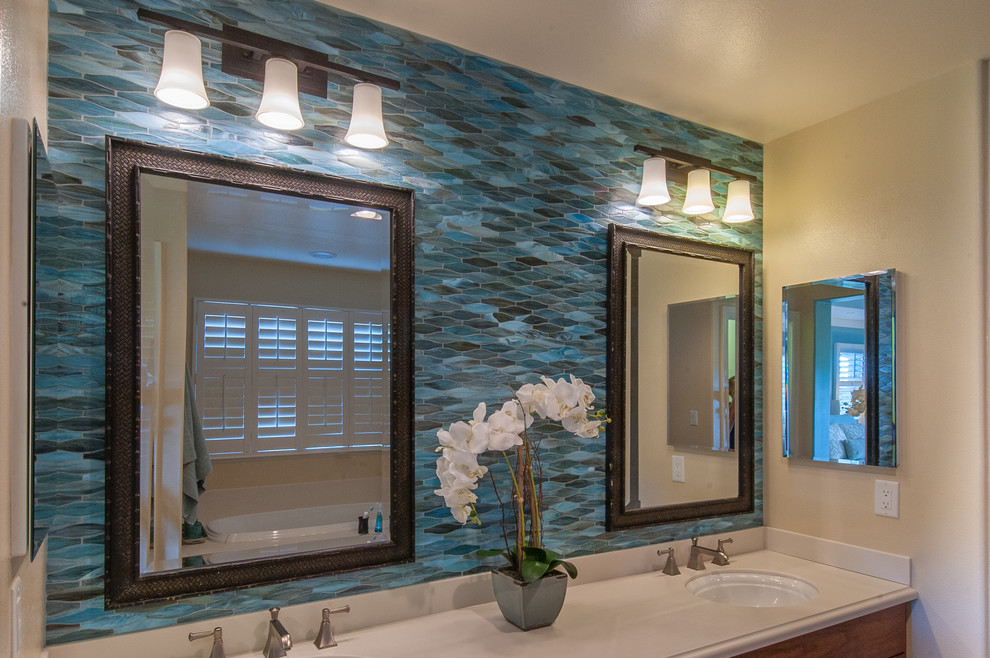 Klassisches Badezimmer En Suite mit blauen Fliesen, Fliesen aus Glasscheiben und beiger Wandfarbe in Hawaii