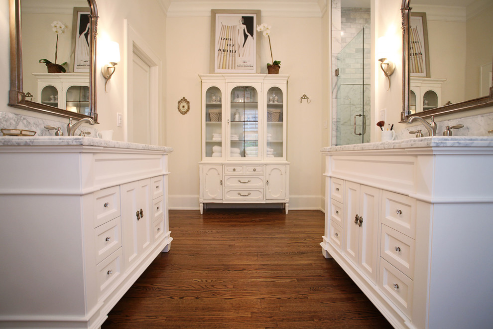 Идея дизайна: большая главная ванная комната в классическом стиле с белыми фасадами, белыми стенами и паркетным полом среднего тона