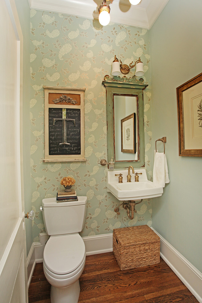 Kleine Klassische Gästetoilette mit grüner Wandfarbe und braunem Holzboden in Charlotte