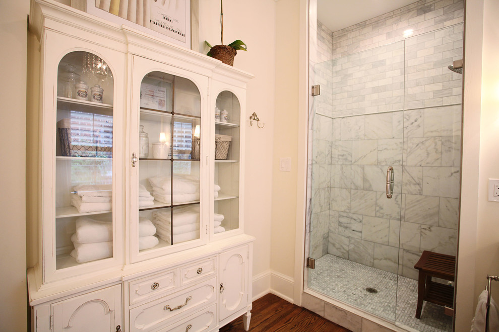 Ejemplo de cuarto de baño principal clásico grande con puertas de armario blancas, paredes blancas y suelo de madera en tonos medios