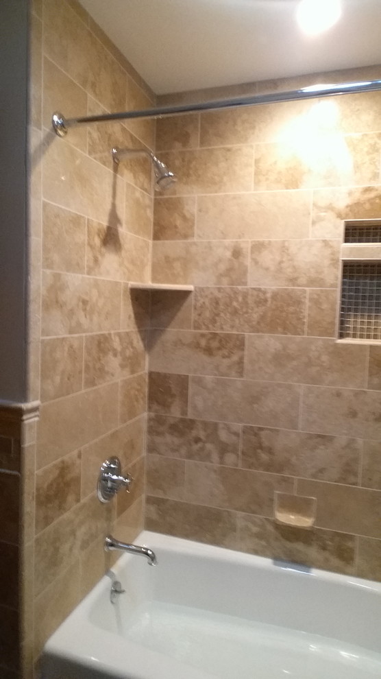 Exempel på ett litet klassiskt badrum, med luckor med profilerade fronter, vita skåp, ett badkar i en alkov, en dusch/badkar-kombination, en toalettstol med separat cisternkåpa, beige kakel, travertinkakel, beige väggar, klinkergolv i porslin, ett undermonterad handfat, granitbänkskiva, brunt golv och dusch med duschdraperi