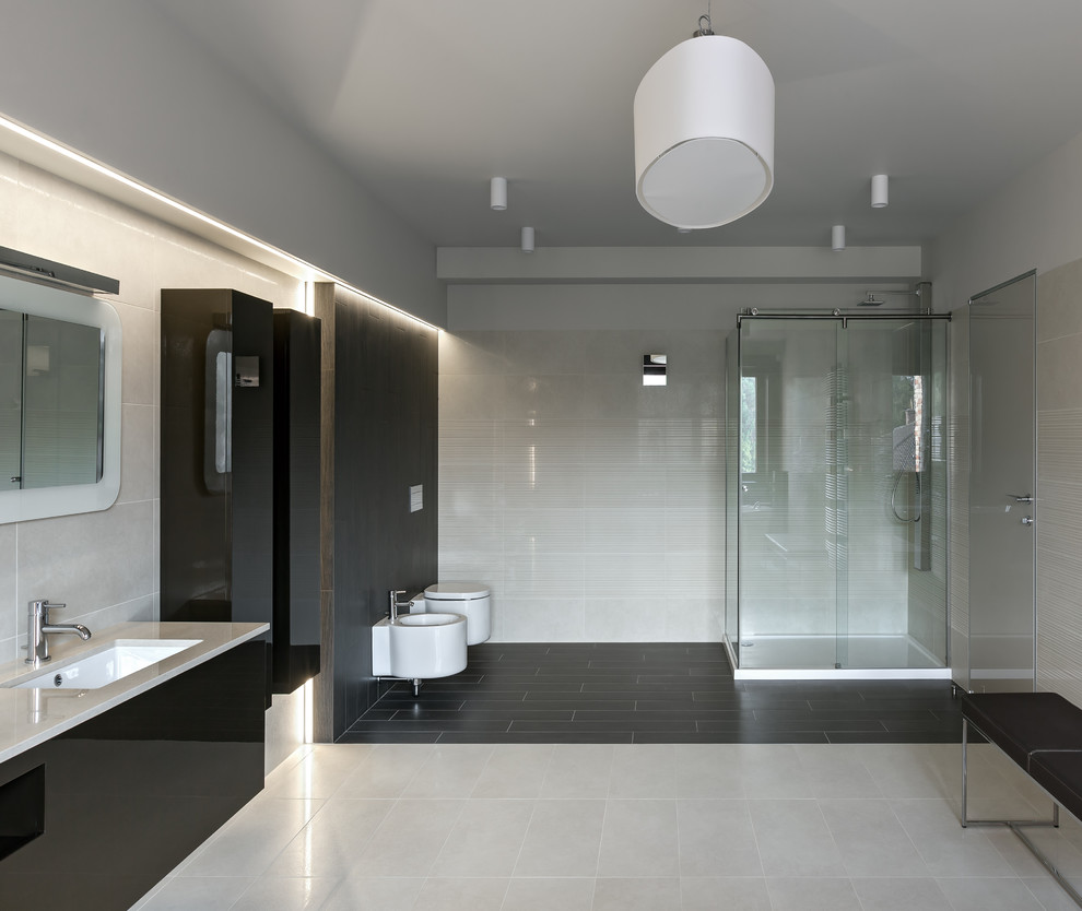 Idéer för att renovera ett stort funkis badrum, med en hörndusch, en bidé, grå väggar, klinkergolv i porslin, ett undermonterad handfat och granitbänkskiva