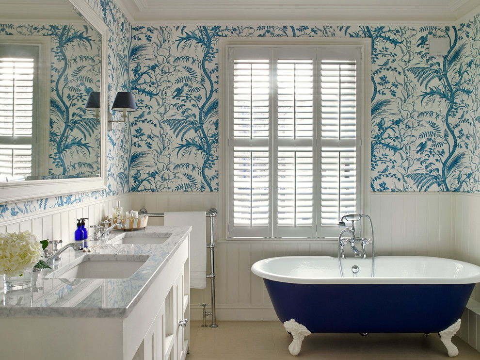 Ejemplo de cuarto de baño clásico con puertas de armario blancas, paredes multicolor, lavabo bajoencimera y bañera con patas