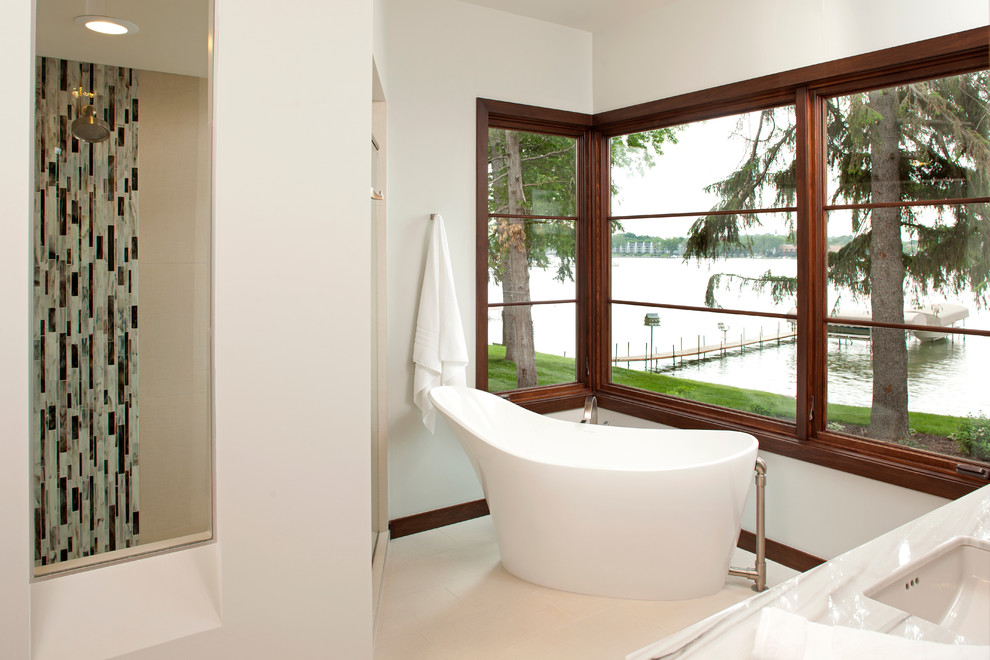 Modernes Badezimmer mit freistehender Badewanne in Minneapolis