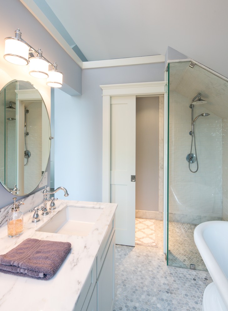 Exempel på ett klassiskt en-suite badrum, med släta luckor, vita skåp, ett fristående badkar, en kantlös dusch, vit kakel, tunnelbanekakel, grå väggar, marmorgolv, ett undermonterad handfat, marmorbänkskiva, vitt golv och dusch med skjutdörr