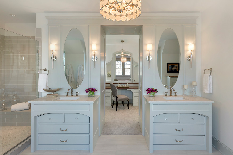 Idéer för ett klassiskt en-suite badrum, med grå skåp, grå kakel, keramikplattor, vita väggar, klinkergolv i porslin, ett undermonterad handfat, bänkskiva i akrylsten och luckor med profilerade fronter