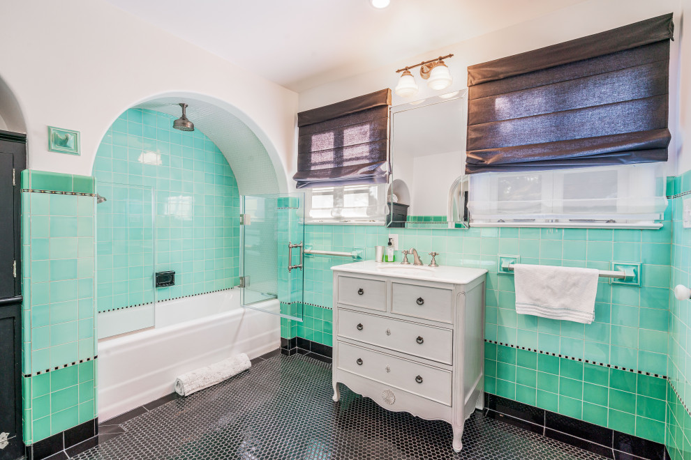 Свежая идея для дизайна: большая ванная комната в средиземноморском стиле с искусственно-состаренными фасадами, двойным душем, унитазом-моноблоком, цементной плиткой, белыми стенами, врезной раковиной, открытым душем, душевой кабиной и плоскими фасадами - отличное фото интерьера
