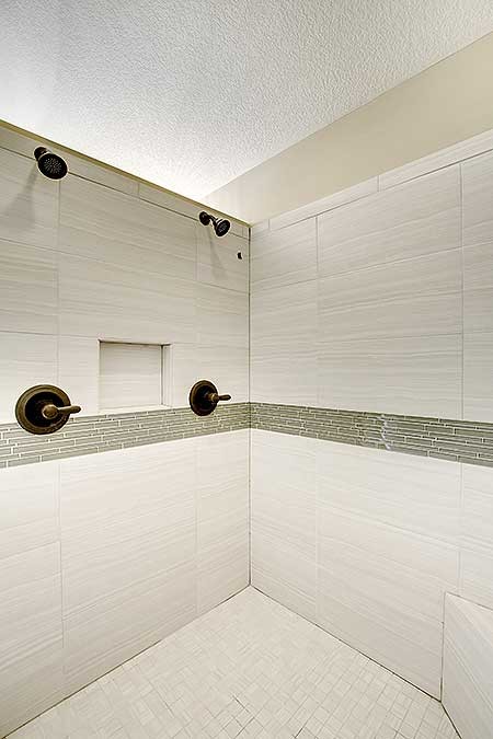 Design ideas for a classic bathroom in Minneapolis.