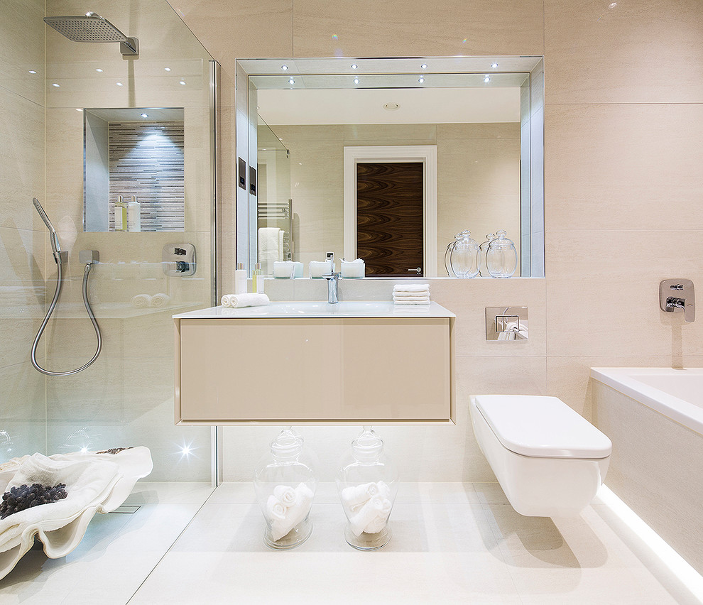 Imagen de cuarto de baño moderno de tamaño medio con lavabo suspendido, bañera encastrada, ducha empotrada, sanitario de pared, baldosas y/o azulejos blancos, baldosas y/o azulejos de porcelana, paredes blancas y suelo de baldosas de porcelana