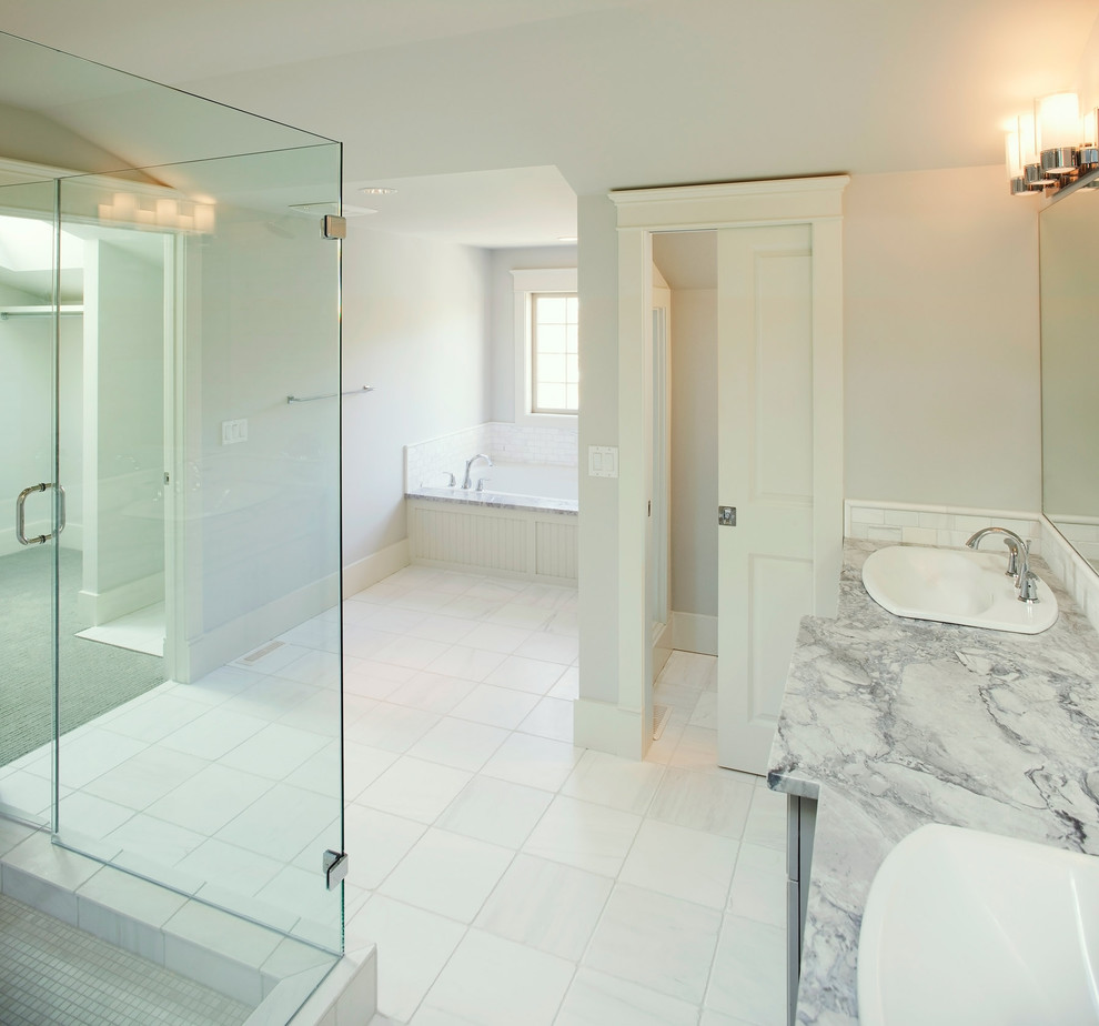Aménagement d'une salle de bain classique avec un plan de toilette en marbre.