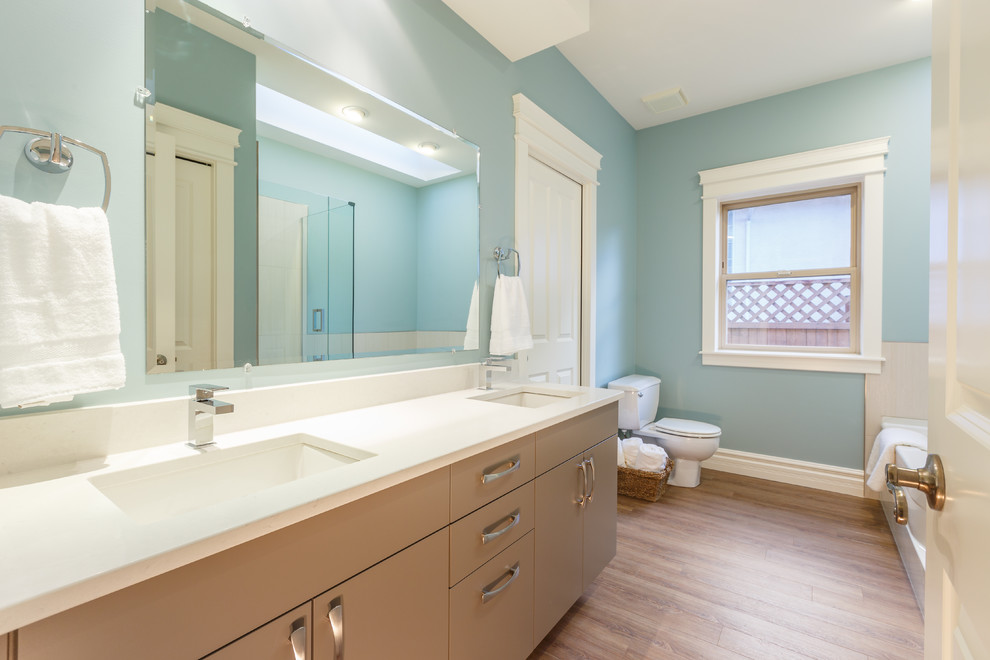 Imagen de cuarto de baño principal actual grande con armarios con paneles lisos, puertas de armario grises y paredes azules