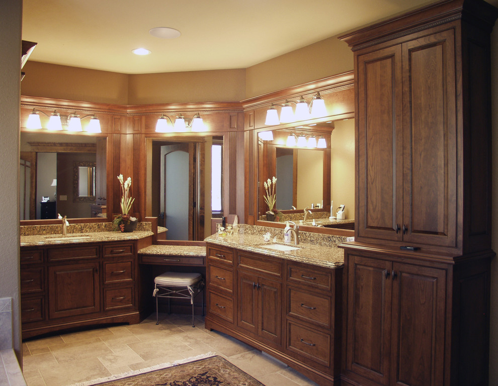 Стильный дизайн: ванная комната в классическом стиле с фасадами с декоративным кантом, темными деревянными фасадами и столешницей из искусственного кварца - последний тренд