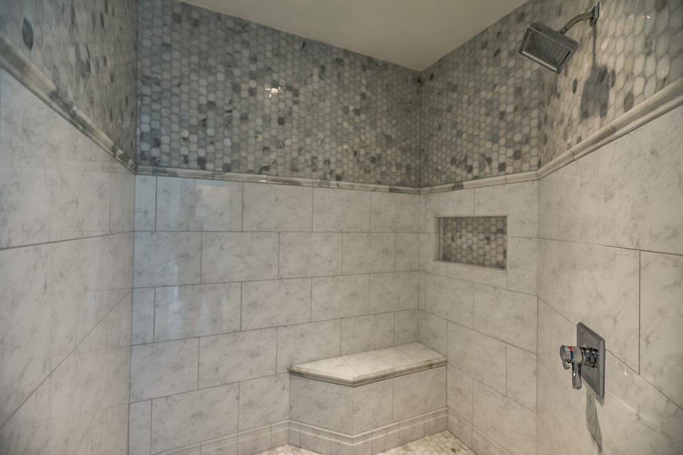 Источник вдохновения для домашнего уюта: большая главная ванная комната с душем в нише, серой плиткой, серым полом, открытым душем, мраморной плиткой и мраморным полом