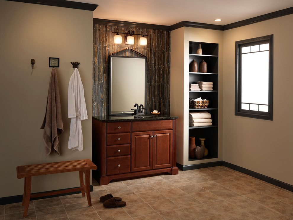 Modelo de cuarto de baño infantil clásico renovado con armarios con paneles con relieve, puertas de armario de madera oscura y encimera de granito