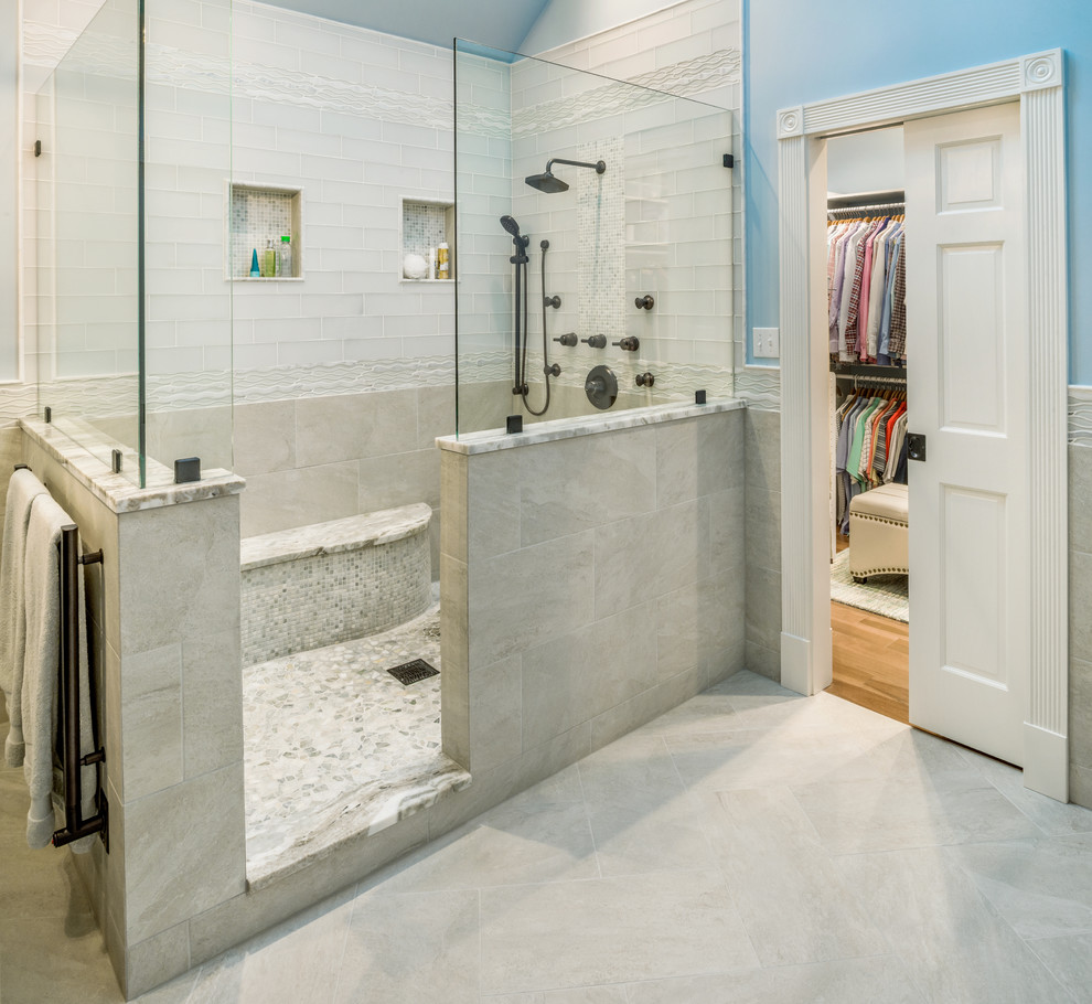 Inredning av ett klassiskt stort en-suite badrum, med luckor med upphöjd panel, svarta skåp, en hörndusch, vit kakel, blå väggar, ett undermonterad handfat, beiget golv och med dusch som är öppen
