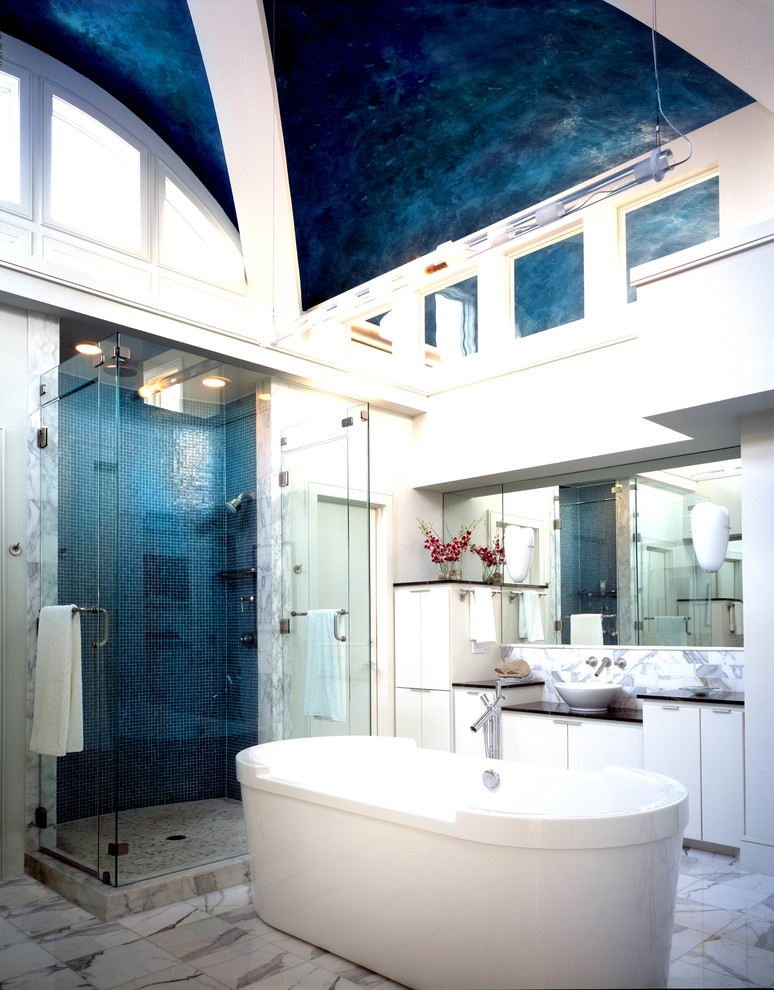 Пример оригинального дизайна: ванная комната в стиле фьюжн с отдельно стоящей ванной