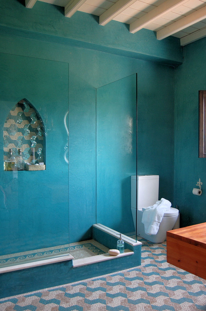 Пример оригинального дизайна: ванная комната среднего размера в средиземноморском стиле с раздельным унитазом, разноцветной плиткой, синими стенами, плиткой мозаикой, полом из мозаичной плитки и душевой кабиной