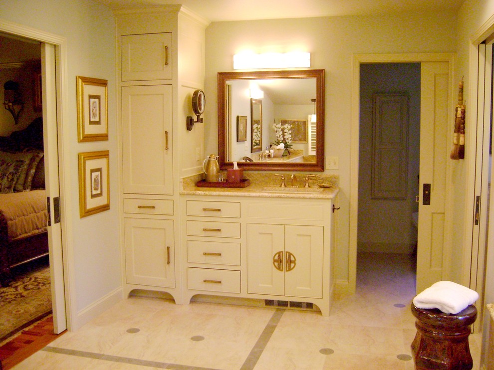 На фото: большая главная ванная комната в классическом стиле с белыми фасадами, ванной в нише, фасадами островного типа, душем в нише, раздельным унитазом, серыми стенами, мраморным полом, врезной раковиной, столешницей из гранита, бежевым полом и душем с распашными дверями