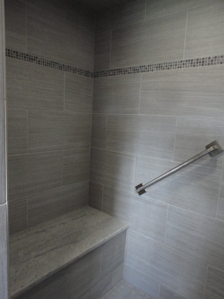 Стильный дизайн: огромная ванная комната в современном стиле с фасадами в стиле шейкер, коричневыми фасадами, открытым душем, раздельным унитазом, серой плиткой, керамогранитной плиткой, серыми стенами, полом из керамической плитки, врезной раковиной и столешницей из гранита - последний тренд