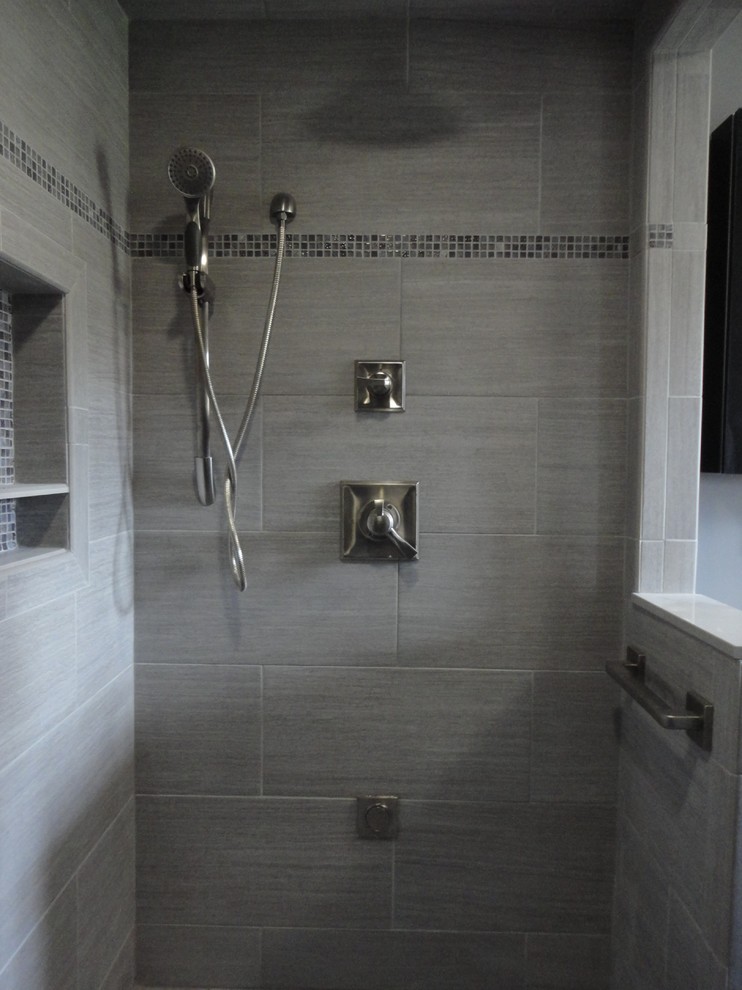 Modern inredning av ett mycket stort badrum, med skåp i shakerstil, bruna skåp, en öppen dusch, en toalettstol med separat cisternkåpa, grå kakel, porslinskakel, grå väggar, klinkergolv i keramik, ett undermonterad handfat och granitbänkskiva