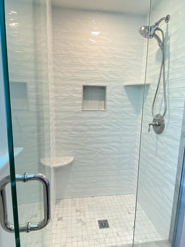 Idéer för ett klassiskt badrum med dusch, med grå skåp, en dusch i en alkov, vit kakel, klinkergolv i porslin, ett undermonterad handfat, bänkskiva i kvartsit, grått golv och dusch med gångjärnsdörr