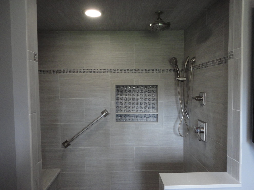 Свежая идея для дизайна: большая ванная комната в современном стиле с фасадами в стиле шейкер, коричневыми фасадами, открытым душем, раздельным унитазом, серой плиткой, керамогранитной плиткой, серыми стенами, полом из керамогранита, душевой кабиной, врезной раковиной и столешницей из гранита - отличное фото интерьера