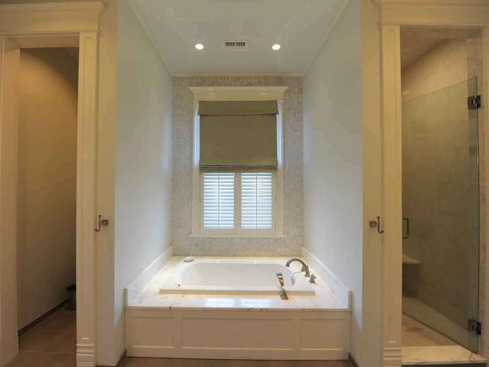 Bild på ett stort vintage en-suite badrum, med ett platsbyggt badkar, en dusch i en alkov, skåp i shakerstil, vita skåp, grå kakel, porslinskakel, blå väggar, klinkergolv i porslin, ett undermonterad handfat och marmorbänkskiva