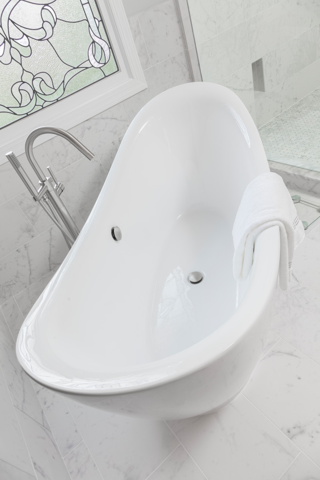 Стильный дизайн: огромная главная ванная комната в современном стиле с фасадами в стиле шейкер, серыми фасадами, отдельно стоящей ванной, двойным душем, раздельным унитазом, белой плиткой, керамогранитной плиткой, серыми стенами, мраморным полом, врезной раковиной, мраморной столешницей, белым полом и белой столешницей - последний тренд