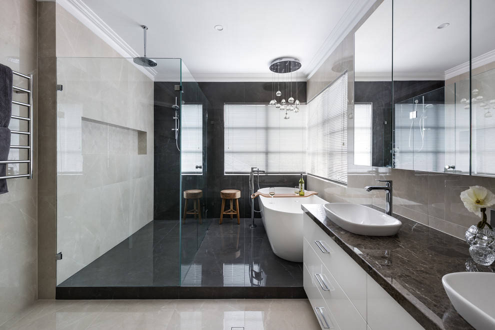 Mittelgroßes Modernes Badezimmer En Suite in Perth