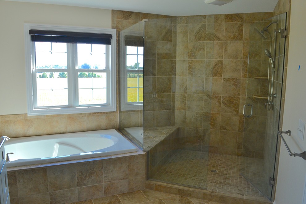 Aménagement d'une salle de bain principale classique avec un placard à porte shaker, des portes de placard beiges, une baignoire d'angle, une douche d'angle, un carrelage beige, des carreaux de céramique, un mur beige, un sol en carrelage de céramique, un lavabo posé et un plan de toilette en granite.