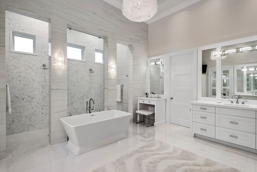 Esempio di una grande stanza da bagno padronale tradizionale con vasca freestanding, doccia aperta, pavimento in gres porcellanato, top in marmo, pavimento bianco e doccia aperta