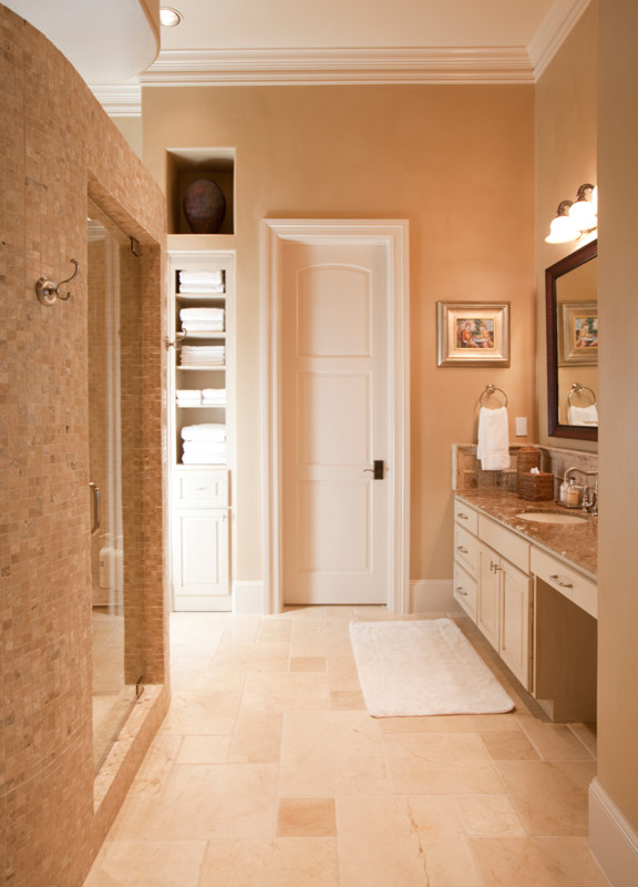 Idéer för ett stort klassiskt en-suite badrum, med ett nedsänkt handfat, luckor med infälld panel, beige skåp, granitbänkskiva, ett platsbyggt badkar, en dusch i en alkov, en toalettstol med hel cisternkåpa, beige kakel, porslinskakel, beige väggar och klinkergolv i porslin
