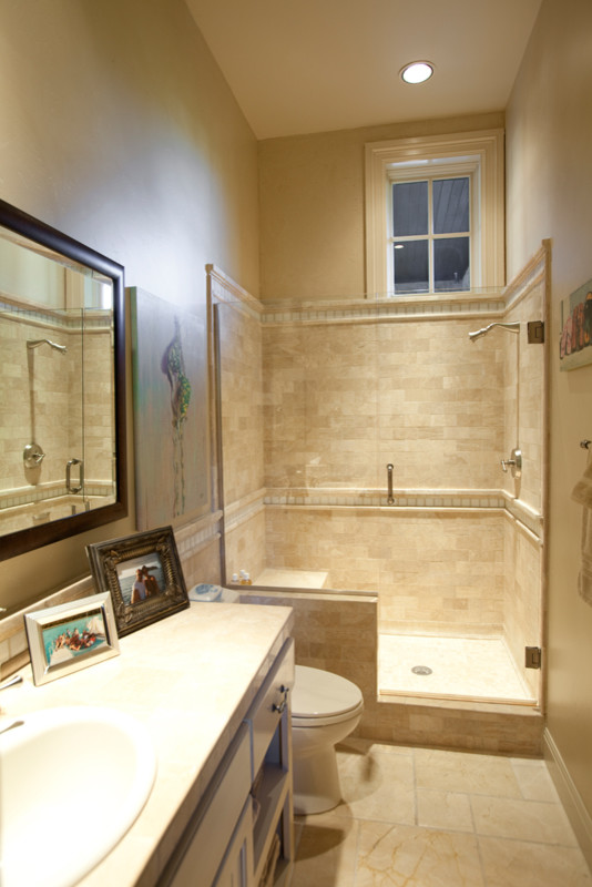 Exempel på ett stort medelhavsstil badrum med dusch, med ett nedsänkt handfat, luckor med infälld panel, granitbänkskiva, en toalettstol med hel cisternkåpa, beige kakel, keramikplattor, beige väggar och klinkergolv i porslin