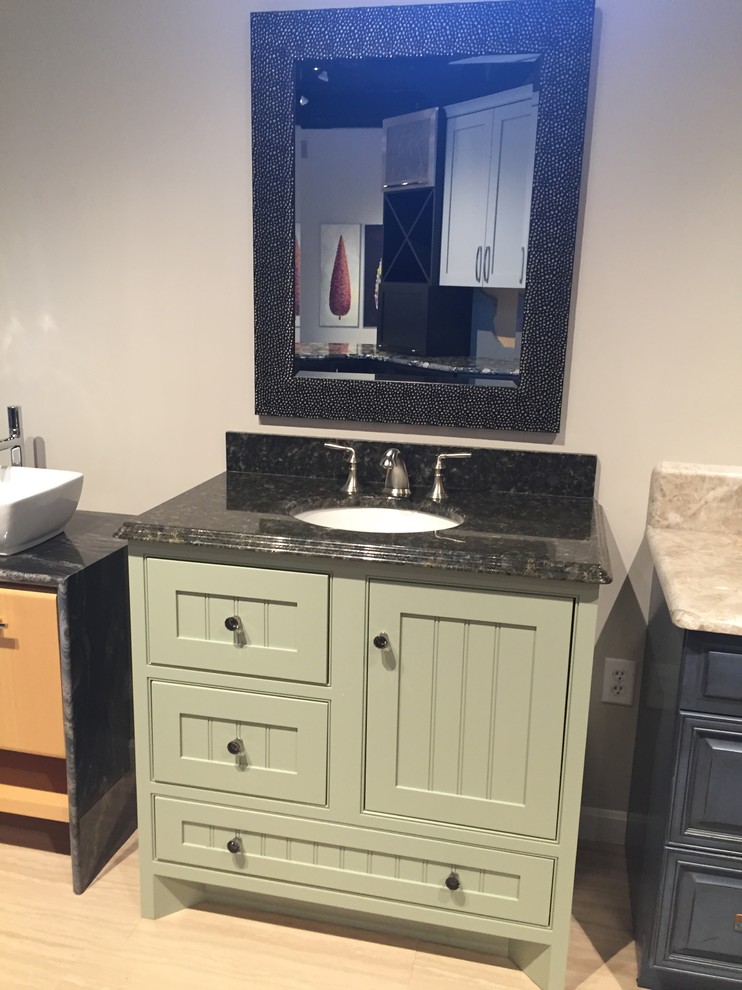 Foto de cuarto de baño bohemio pequeño con armarios con rebordes decorativos, puertas de armario verdes, suelo vinílico, lavabo bajoencimera y encimera de vidrio