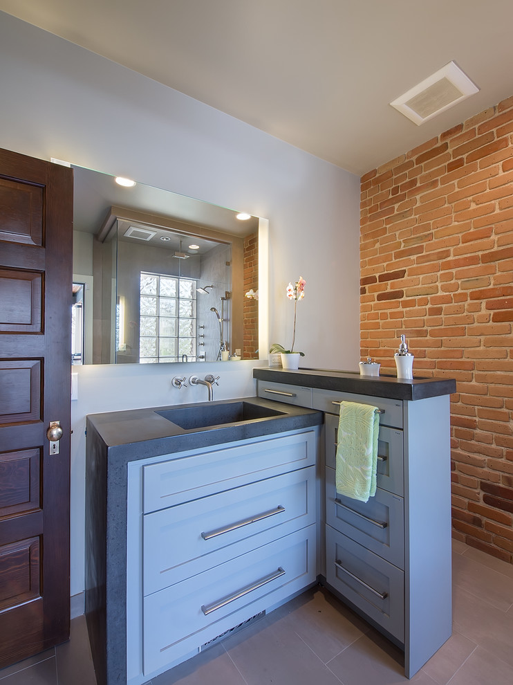 Стильный дизайн: главная ванная комната среднего размера в современном стиле с монолитной раковиной, фасадами в стиле шейкер, серыми фасадами, столешницей из бетона, унитазом-моноблоком и полом из керамогранита - последний тренд