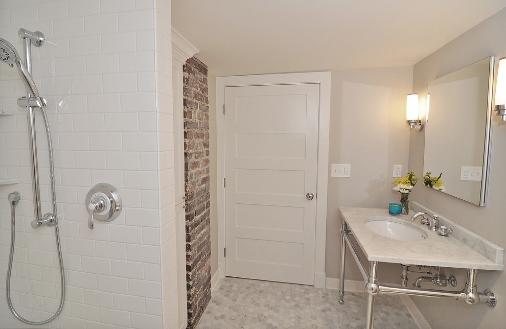 Imagen de cuarto de baño tradicional con baldosas y/o azulejos blancos y baldosas y/o azulejos de cemento