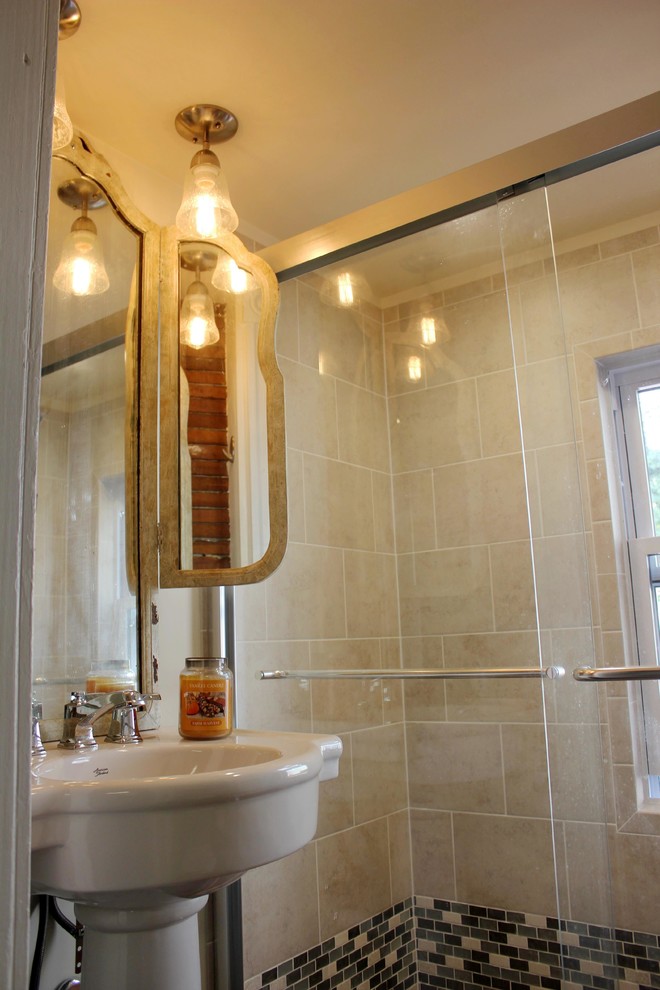 Idée de décoration pour une petite salle de bain principale style shabby chic avec un lavabo de ferme, une douche ouverte, WC à poser et un mur blanc.