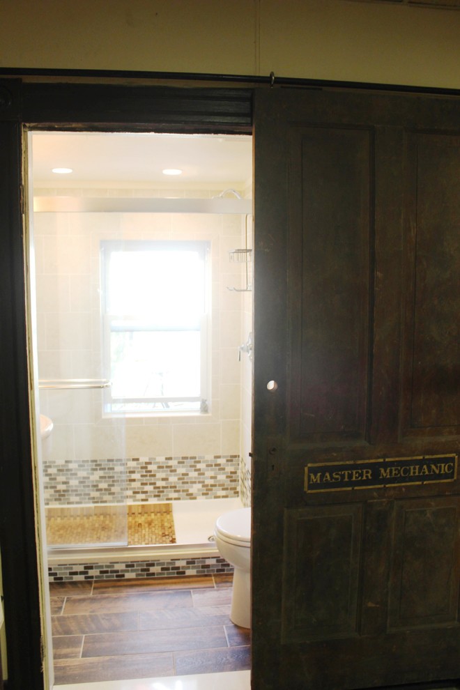 Kleines Shabby-Style Badezimmer En Suite mit Sockelwaschbecken, offener Dusche, Toilette mit Aufsatzspülkasten und weißer Wandfarbe in Baltimore