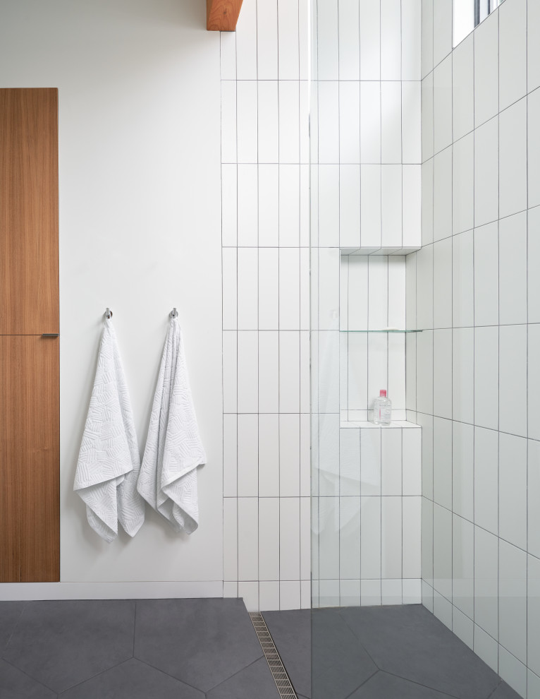 Пример оригинального дизайна: главная ванная комната среднего размера в скандинавском стиле с плоскими фасадами, открытым душем, белой плиткой, керамической плиткой, белыми стенами, полом из керамогранита, серым полом и открытым душем